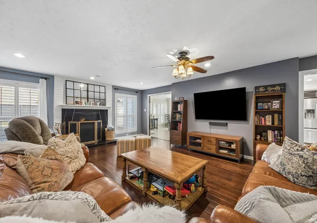 2nd image of 2121 Kildare Dr, Pearland, TX 77581 | MLS# 10881994