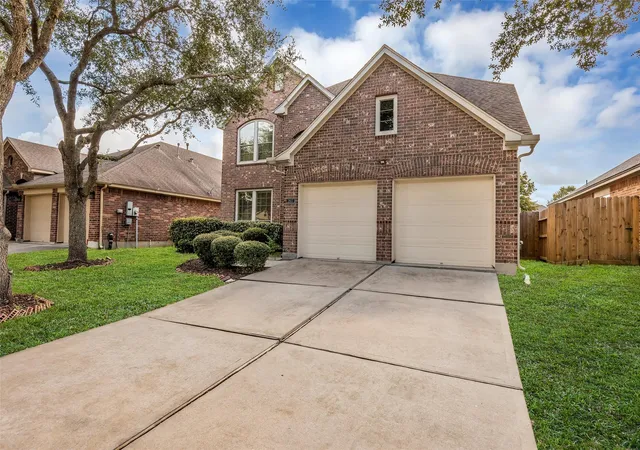 Photo 3 of Sale Pending at 2807 Arbor Brk Ln, Pearland, TX 77584 | MLS# 88571889 | Listing updated on 2026-09-16