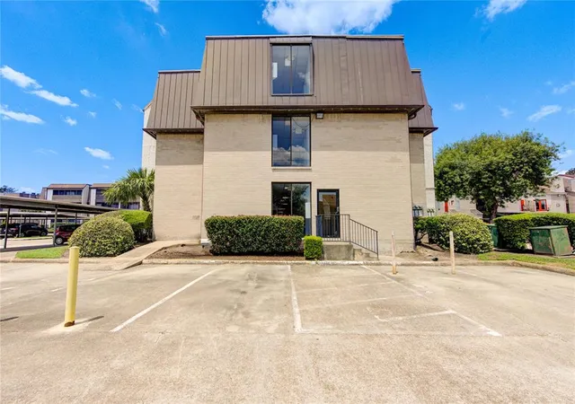Condominium at 3025 Walnut Bend Ln #16, Houston, TX 77042 | MLS# 15750714 | | Sold on 2025-07-01