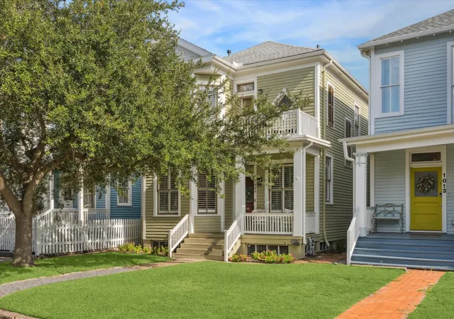 Photo 1 of Sale Pending at 1009 Church St, Galveston, TX 77550 | MLS# 5079448 | Listing updated on 2026-09-11