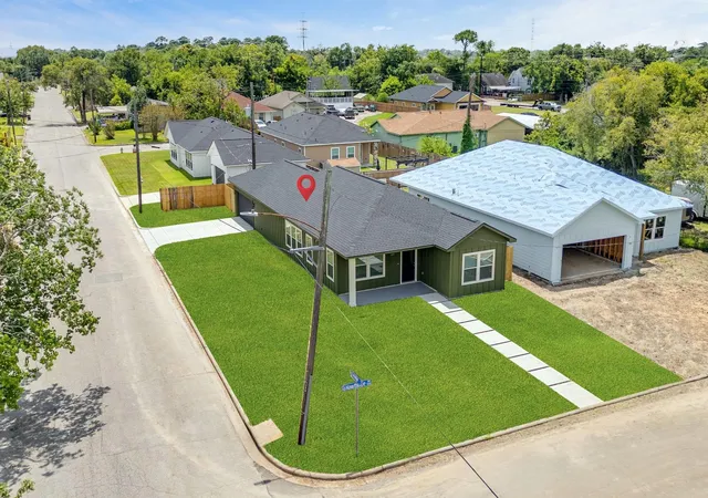 Single family home for sale at 1301 Hawthorne St, Baytown, TX 77520 | MLS# 55399500