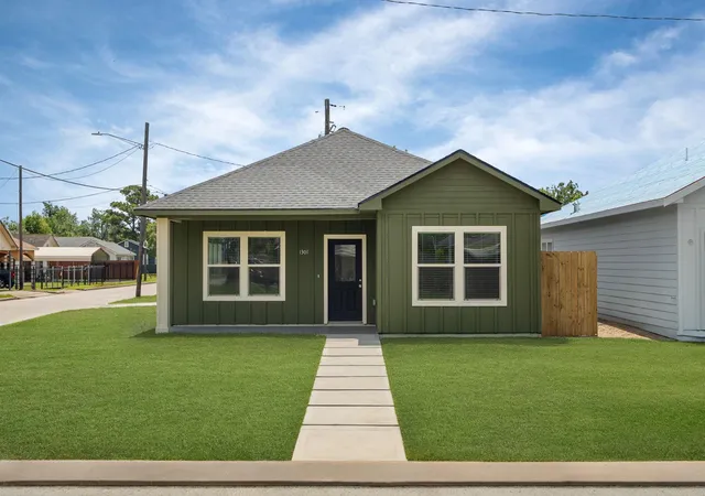 Photo 2 of Single family home for sale at 1301 Hawthorne St, Baytown, TX 77520 | MLS# 55399500 | Listing updated on 2026-09-07