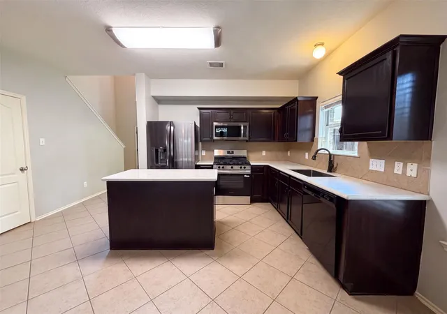 Photo 2 of Sale Pending at 916 Summer Rain Ct, Conroe, TX 77303 | MLS# 3631734 | Listing updated on 2026-09-10