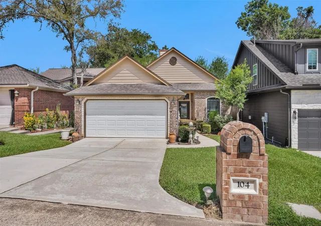 Photo 2 of Single family home for sale at 104 Harbour Town Cir, Montgomery, TX 77356 | MLS# 23421150 | Listing updated on 2026-09-19