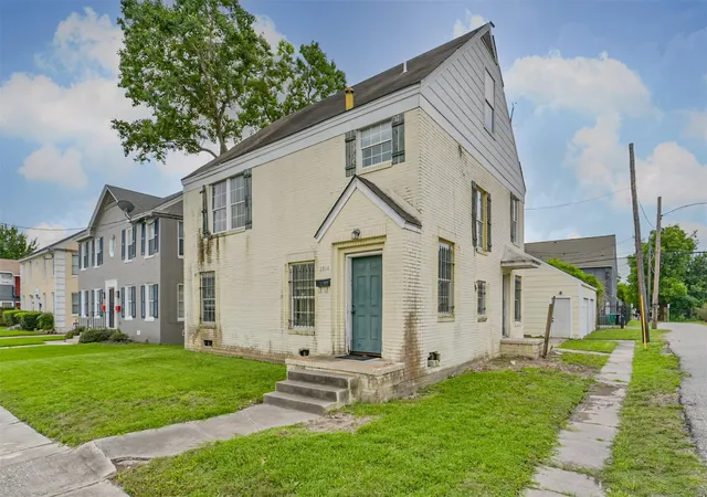 Photo 3 of Sale Pending at 2904 Palm St, Houston, TX 77004 | MLS# 10638430 | Listing updated on 2026-09-15
