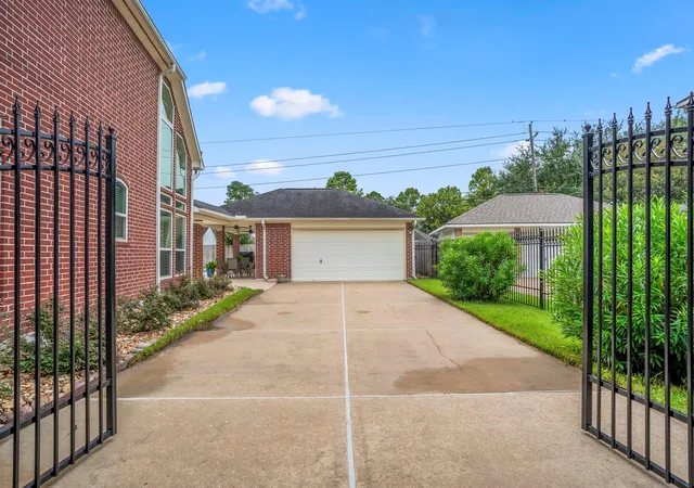 Photo 3 of Sale Pending at 17327 W Copper Lakes Dr, Houston, TX 77095 | MLS# 48479713 | Listing updated on 2026-09-18