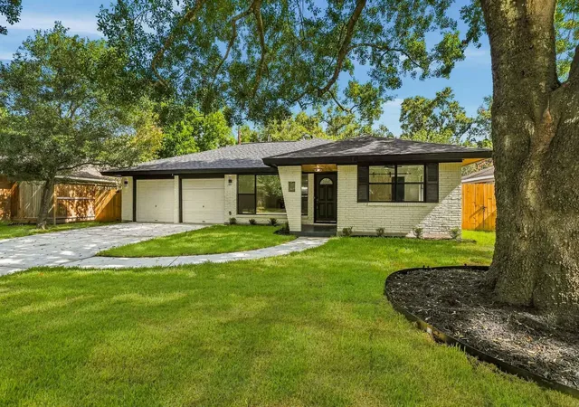 2nd image of 5322 Briarbend Dr, Houston, TX 77096 | MLS# 70356586