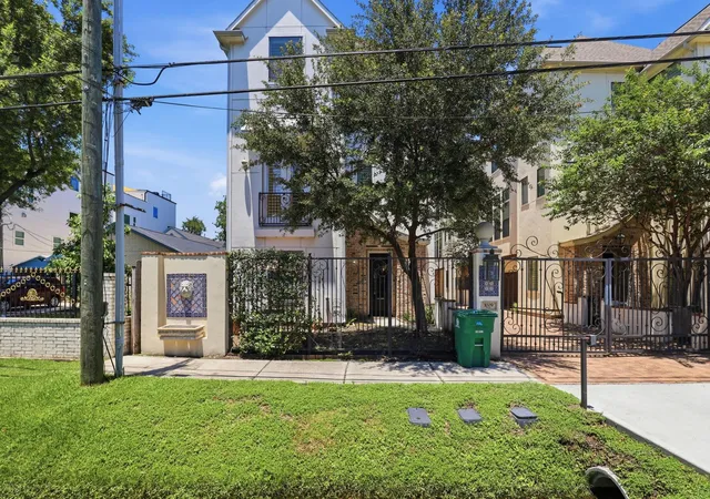 Photo 2 of Single family home for sale at 1009 W 24th Street #A, Houston, TX 77008 | MLS# 98253128 | Listing updated on 2026-09-06