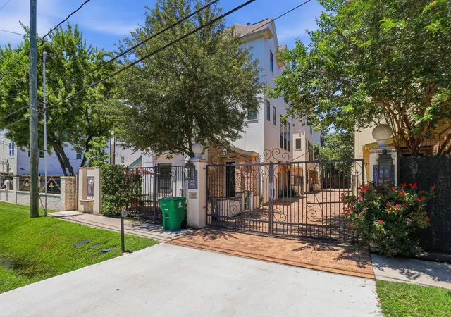 Photo 3 of Single family home for sale at 1009 W 24th Street #A, Houston, TX 77008 | MLS# 98253128 | Listing updated on 2026-09-06