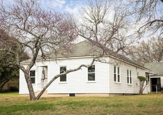 Photo 1 of Single family home for sale at 400 N Brazos St, Burton, TX 77835 | MLS# 83511692 | Listing updated on 2026-09-17