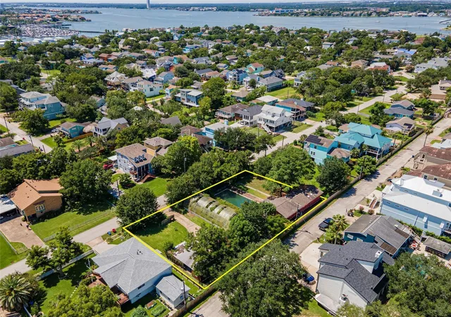 2nd image of 631 E Shore Dr, Kemah, TX 77565 | MLS# 47598816