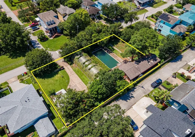 3rd image of 631 E Shore Dr, Kemah, TX 77565 | MLS# 47598816