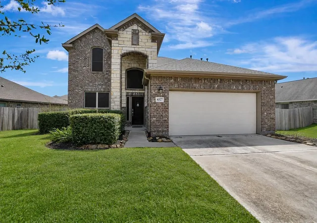 Photo 2 of Single family home for sale at 4327 Oakdale Mist Dr, Dickinson, TX 77539 | MLS# 14673230 | Listing updated on 2026-09-11