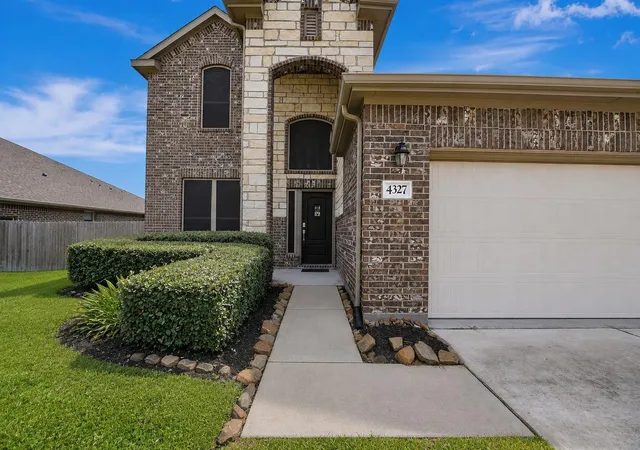Photo 3 of Single family home for sale at 4327 Oakdale Mist Dr, Dickinson, TX 77539 | MLS# 14673230 | Listing updated on 2026-09-11