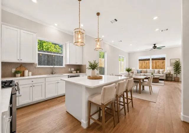 1st image of 1530 W 34th St, Houston, TX 77018 | MLS# 86886042