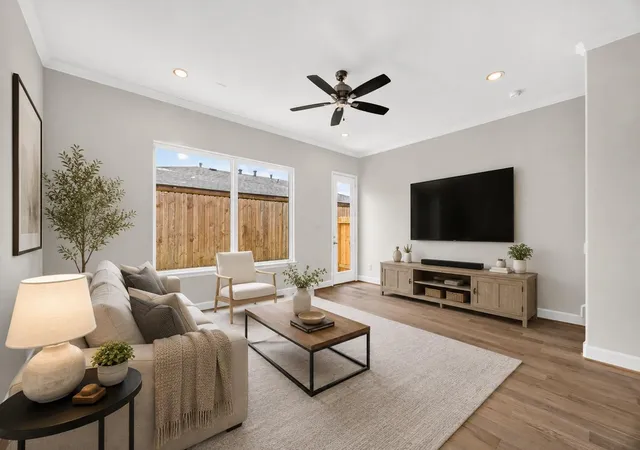 2nd image of 1530 W 34th St, Houston, TX 77018 | MLS# 86886042