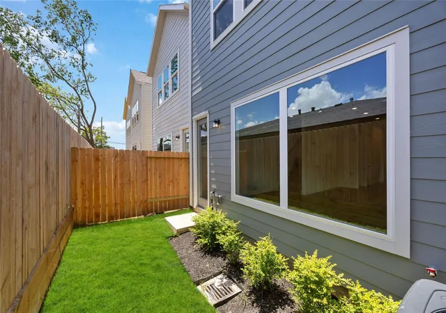 3rd image of 1530 W 34Th St, Houston, TX 77018 | MLS# 86886042