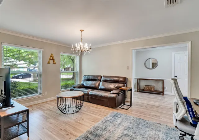 4th image of 2811 Quincannon Ln, Houston, TX 77043 | MLS# 88950343