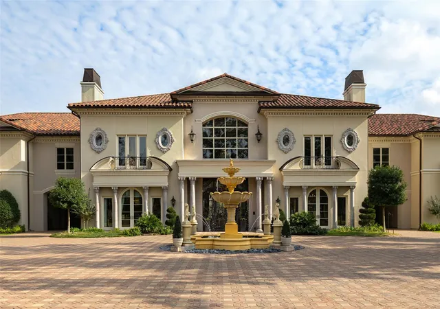 Photo 2 of Mansion for sale at 6 W Rivercrest Dr, Houston, TX 77042 | MLS# 70754676 | Listing updated on 2026-09-18