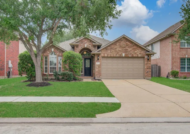 Photo 2 of Single family home for sale at 2030 Creek Shore Ln, Pearland, TX 77581 | MLS# 86302813 | Listing updated on 2026-09-13