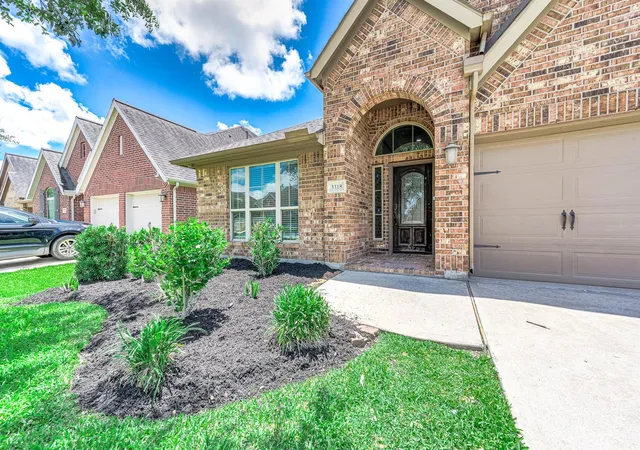 Photo 3 of Single family home for sale at 3318 Primrose Cyn Ln, Pearland, TX 77584 | MLS# 58278528 | Listing updated on 2026-09-19