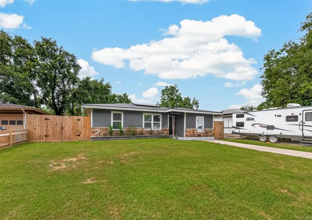 2nd image of 901 Temple Cir, Hitchcock, TX 77563 | MLS# 79102997