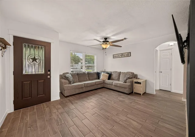 Photo 3 of Single family home for sale at 901 Temple Cir, Hitchcock, TX 77563 | MLS# 79102997 | Listing updated on 2026-09-12