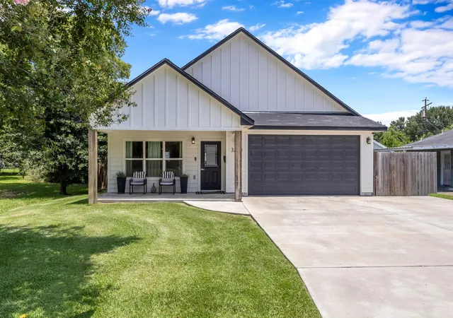 Photo 1 of Sale Pending at 3220 Ash Ave, Groves, TX 77619 | MLS# 30887783 | Listing updated on 2026-08-02