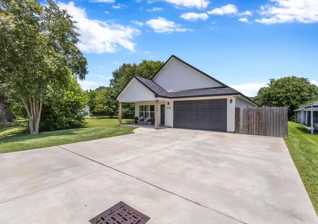 Photo 2 of Sale Pending at 3220 Ash Ave, Groves, TX 77619 | MLS# 30887783 | Listing updated on 2026-08-02