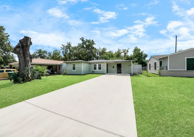 Photo 3 of Single family home for sale at 5202 Pensdale St, Houston, TX 77033 | MLS# 85313611 | Listing updated on 2026-09-01