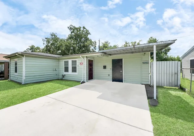 Photo 3 of Single family home for sale at 5202 Pensdale St, Houston, TX 77033 | MLS# 85313611 | Listing updated on 2026-09-01