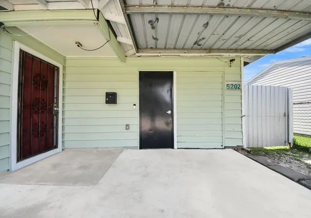 Photo 4 of Single family home for sale at 5202 Pensdale St, Houston, TX 77033 | MLS# 85313611 | Listing updated on 2026-09-01