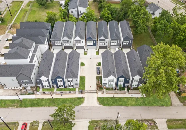 3rd image of 332 Neyland St, Houston, TX 77022 | MLS# 84597611