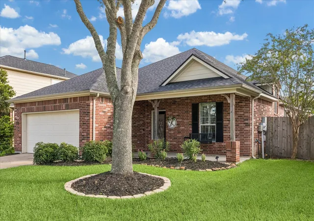 Photo 3 of Sale Pending at 6168 Cornell Ln, League City, TX 77573 | MLS# 30380780 | Listing updated on 2026-09-13