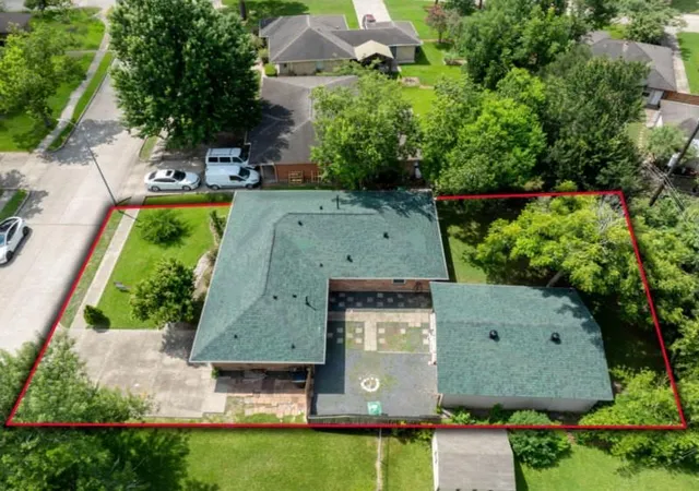Photo 3 of Sale Pending at 10406 Woodwind Dr, Houston, TX 77025 | MLS# 82573454 | Listing updated on 2026-08-21