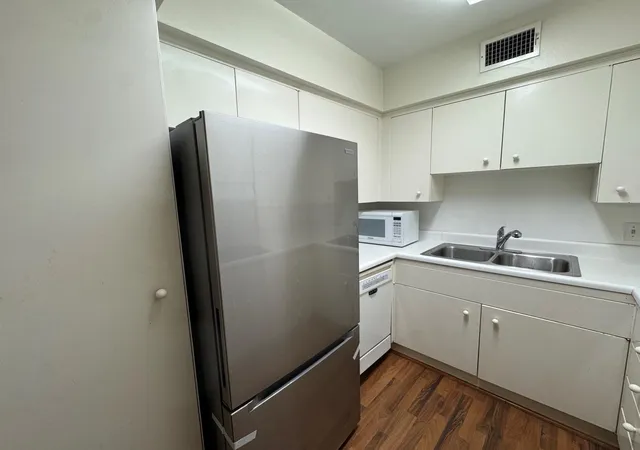 Listing Photo 5 - Condo for sale in building located at 2600 Bellefontaine St, Houston, TX 77025 - Unit #A18