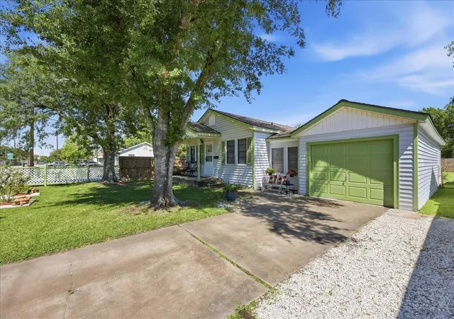 Homes for sale in West Orange, TX | 3006 Western Ave, West Orange, TX 77630 | MLS# 89130296