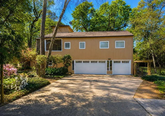 Photo 2 of Single family home for sale at 1 Holly Tree Ln, Spring, TX 77373 | MLS# 2535731 | Listing updated on 2026-07-24