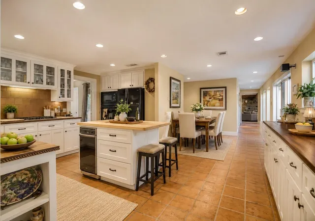 Photo 4 of Single family home for sale at 1 Holly Tree Ln, Spring, TX 77373 | MLS# 2535731 | Listing updated on 2026-07-24