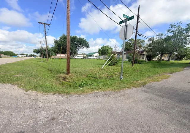4th image of 101 Carl St, Refugio, TX 78377 | MLS# 28628062