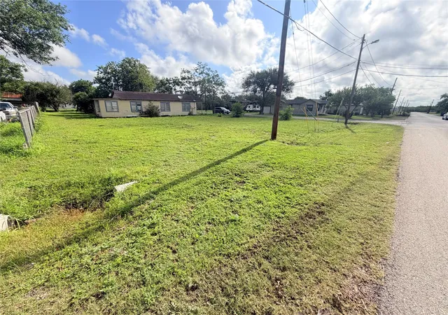 8th image of 101 Carl St, Refugio, TX 78377 | MLS# 28628062