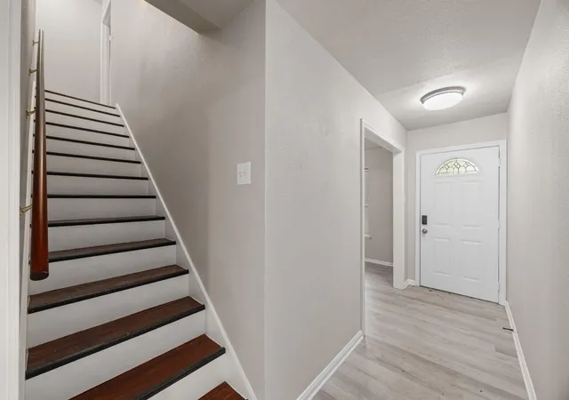 5th image of 10647 Hazelhurst Dr, Houston, TX 77043 | MLS# 75753187