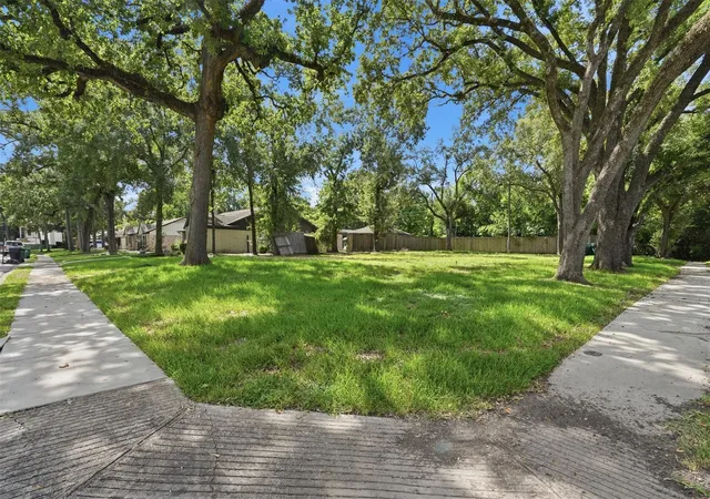 Photo 1 of Sale Pending at 6235 Queenswood Ln, Houston, TX 77008 | MLS# 97200244 | Listing updated on 2026-09-01