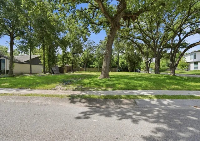 Photo 2 of Sale Pending at 6235 Queenswood Ln, Houston, TX 77008 | MLS# 97200244 | Listing updated on 2026-09-01