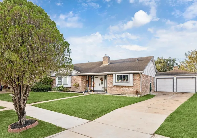 Photo 3 of Single family home for sale at 10402 Huntington Point Dr, Houston, TX 77099 | MLS# 16303490 | Listing updated on 2026-05-21