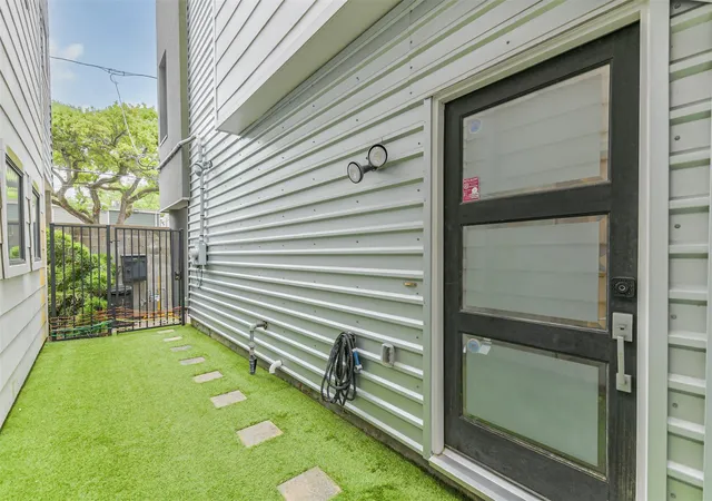 Photo 3 of Single family home for sale at 406 Pacific St, Houston, TX 77006 | MLS# 13251603 | Listing updated on 2026-08-30