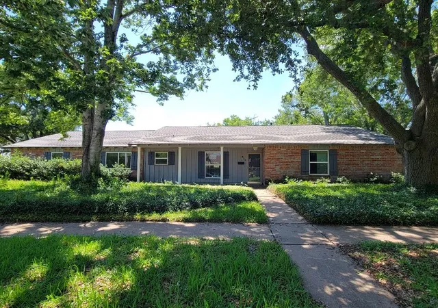 1st image of 802 Seafoam Rd, Houston, TX 77062 | MLS# 96599827
