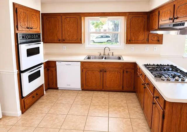 5th image of 802 Seafoam Rd, Houston, TX 77062 | MLS# 96599827