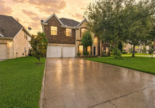 1st image of 1231 Abigail Ln, Friendswood, TX 77546 | MLS# 37664541