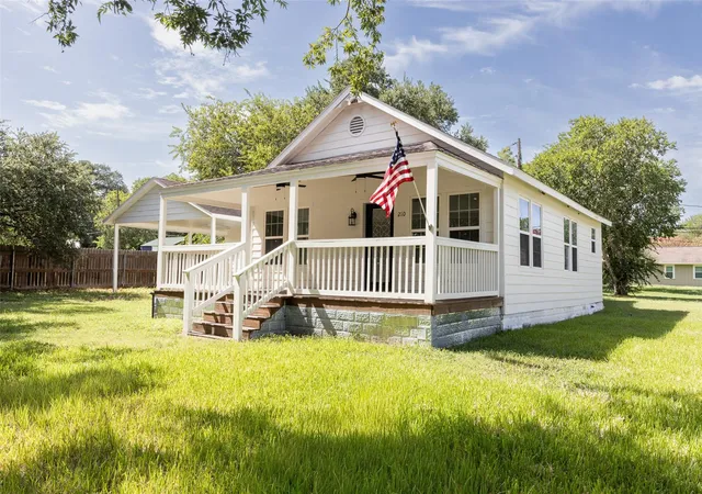 2nd image of 210 W Grange St #B, Weimar, TX 78962 | MLS# 2663293
